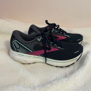Brooks Ghost black and pink sneakers, size 6